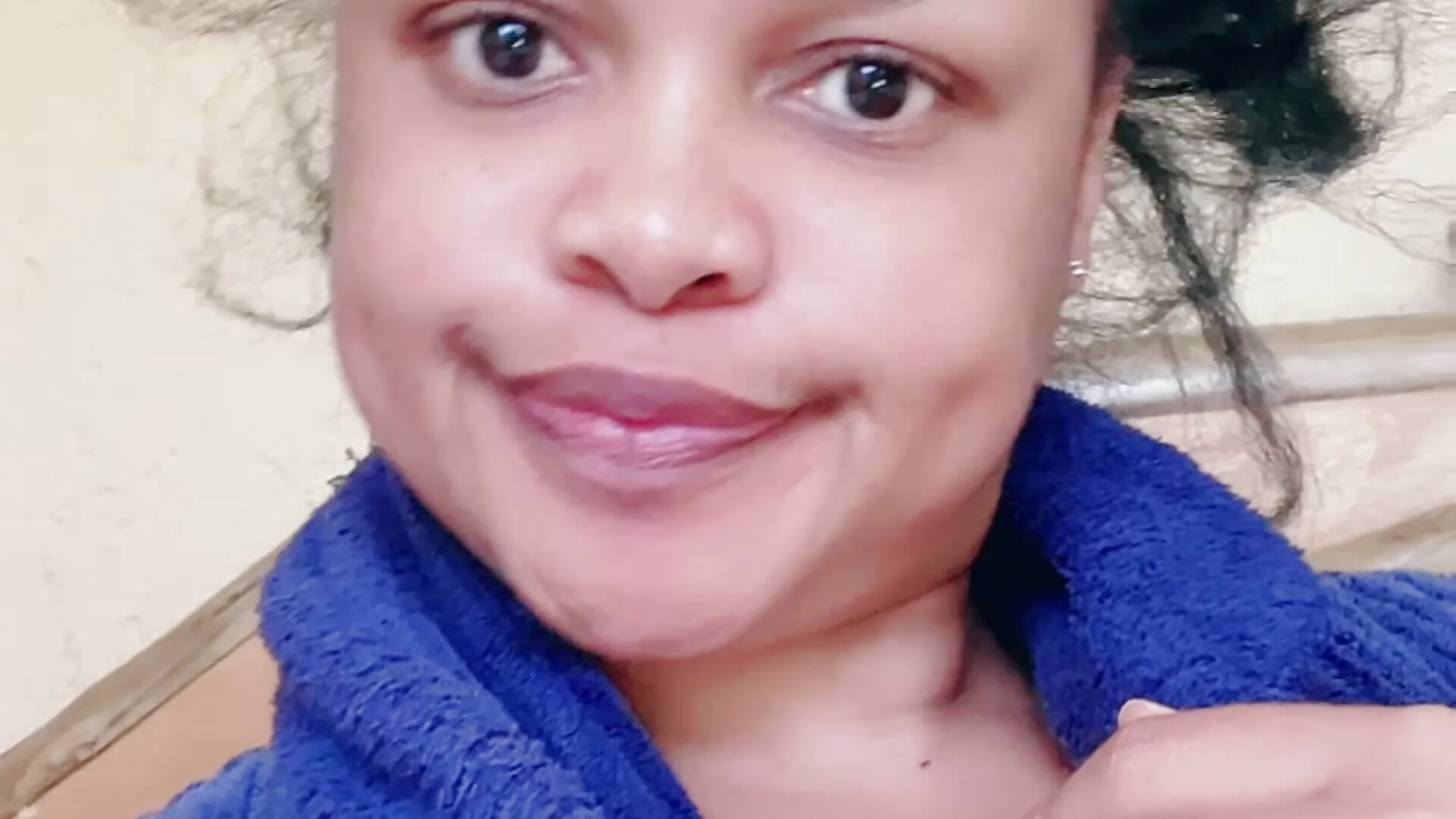 Messy hair - vidéo du modèle de showcams XXXquisiteVixen