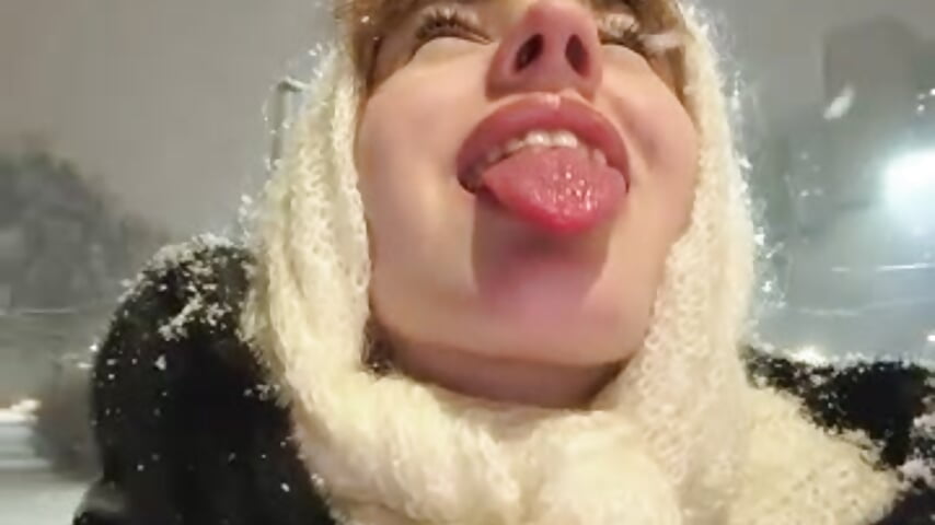 Catching Snowflakes with My Tongue - فيديو من Only_April موديل الكام