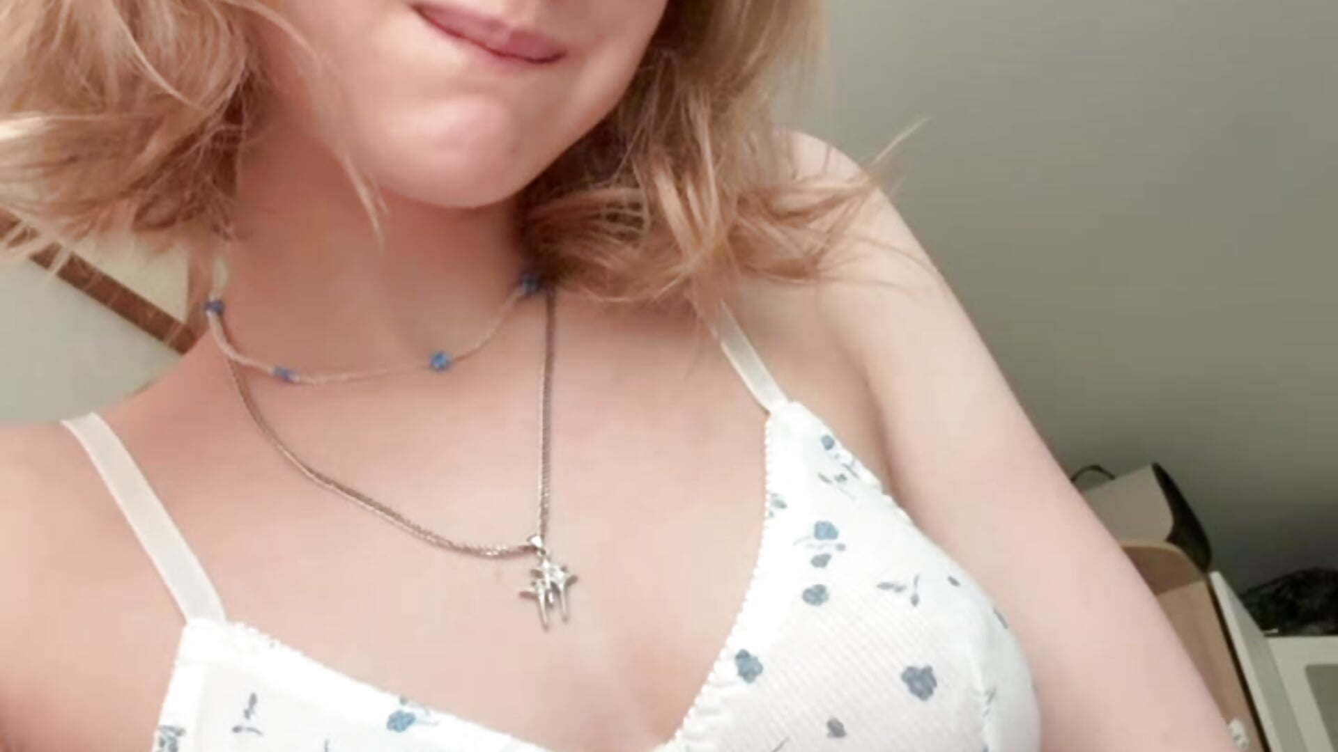 Cutie in home lingerie 🧸 - video di Only_April modella di cam