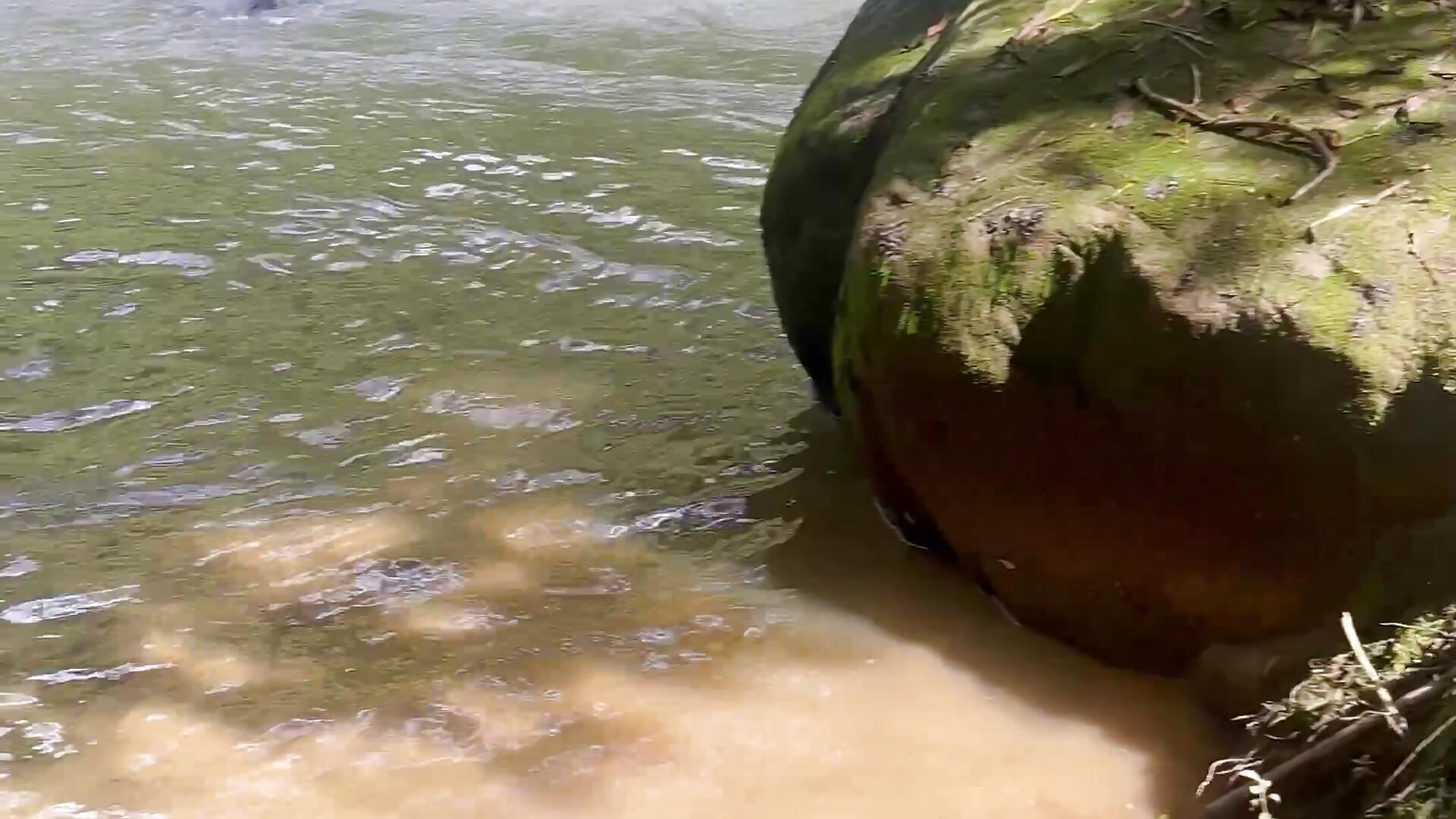 Pajita en el río 🥵😈 - video by Paul0222 cam model