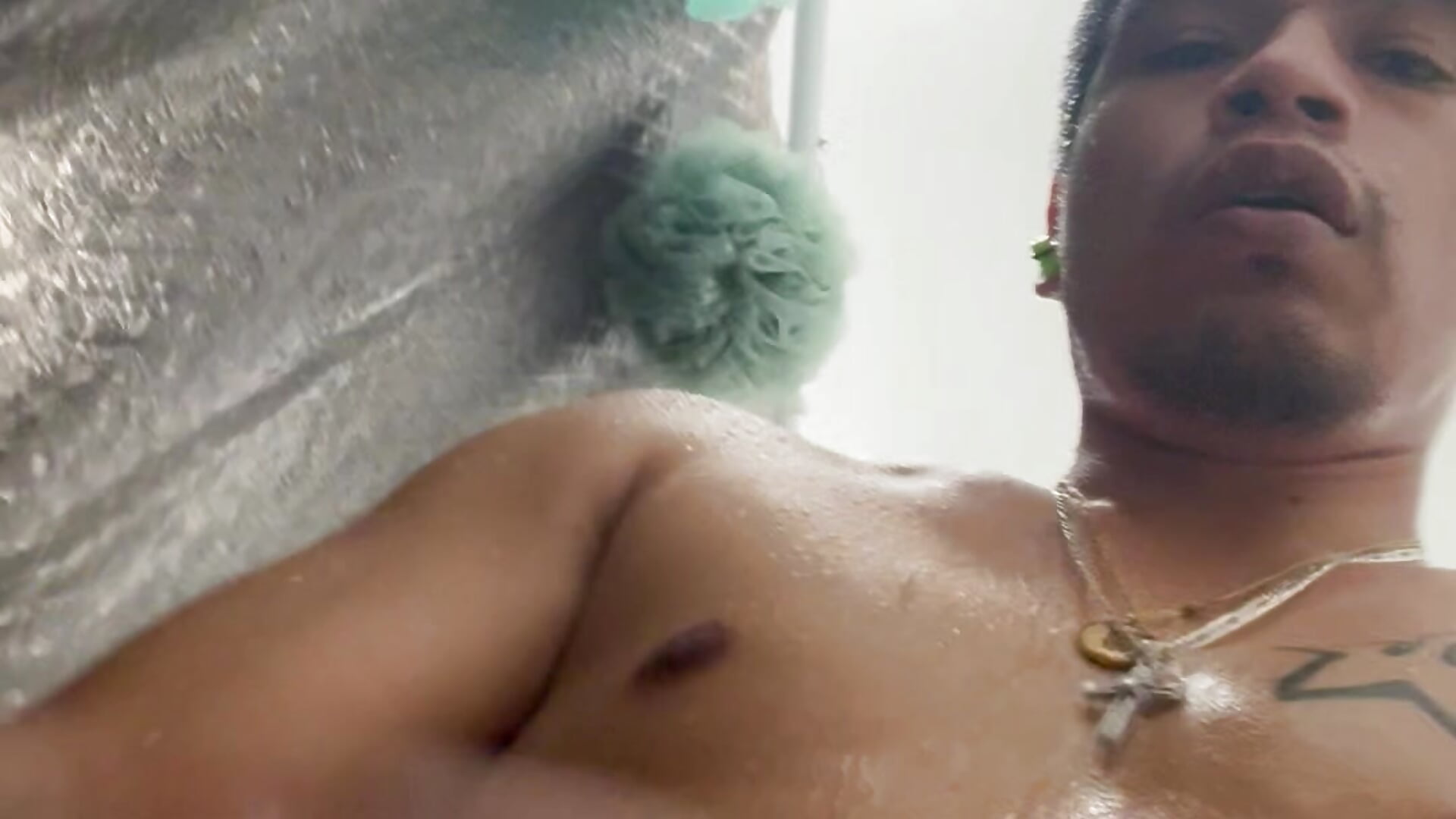 Cum in the shower – video od webkamerové modelky Hottdaddii