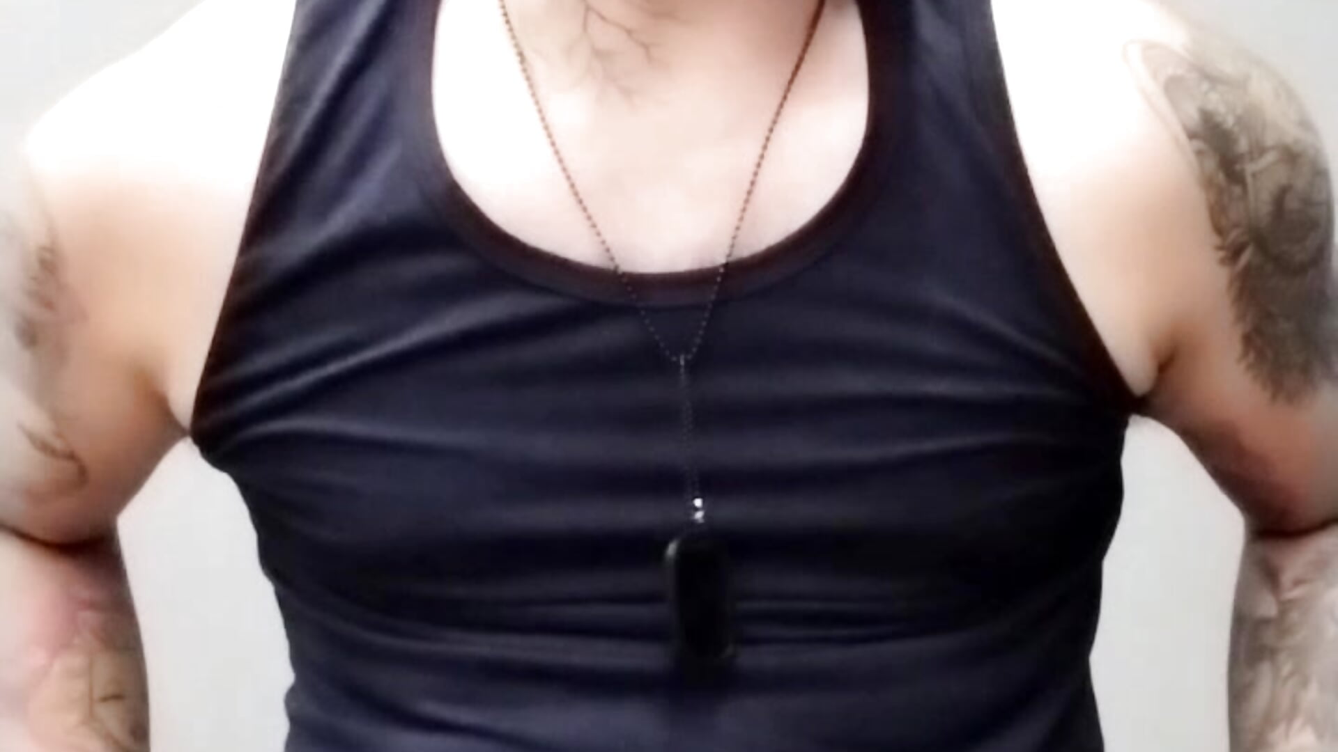 Training at the gym and my bump 🍆 - video by AlphaDrip cam model