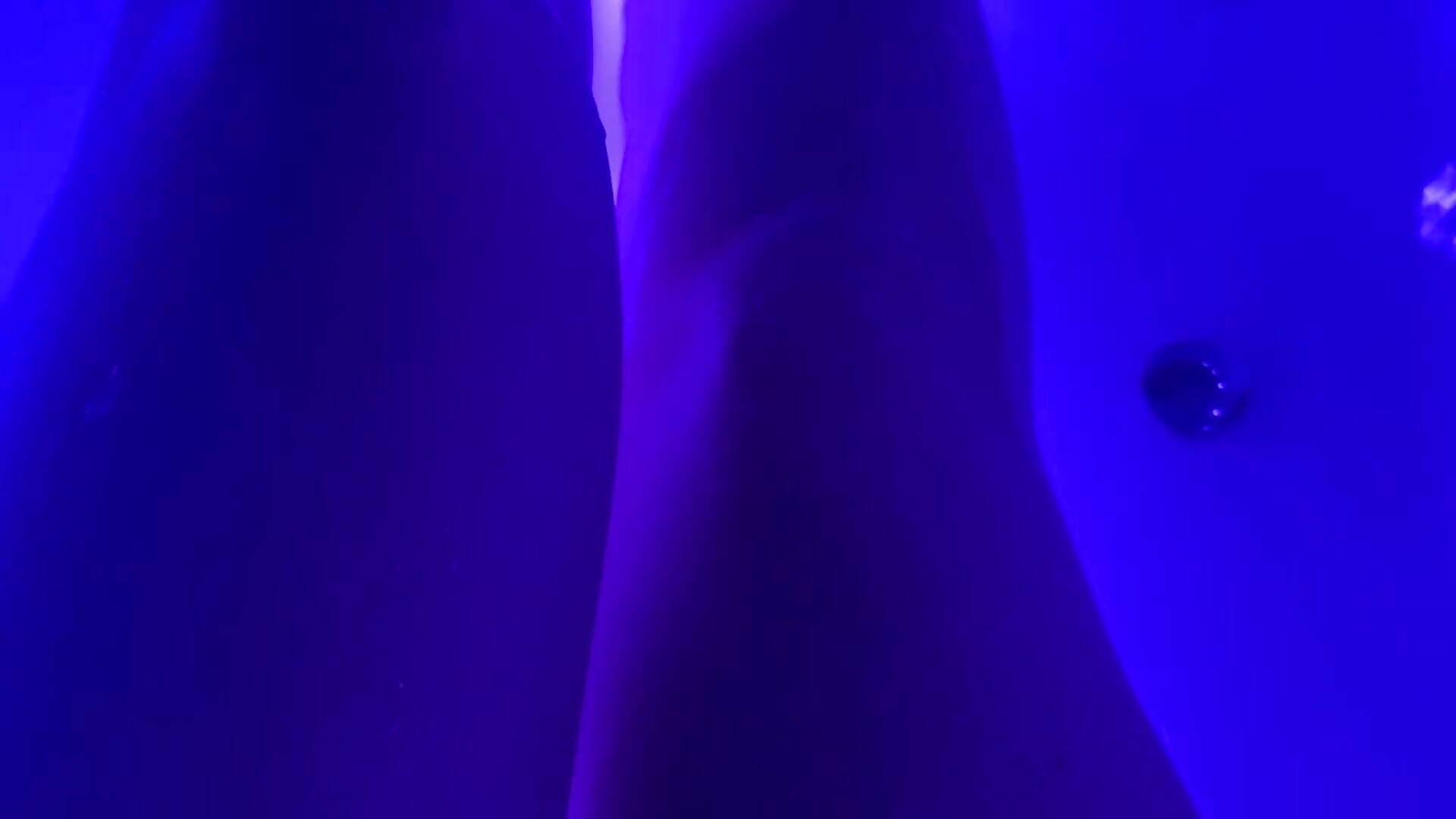 Pussy jacuzzi - video oleh MarahWdsn kamera model