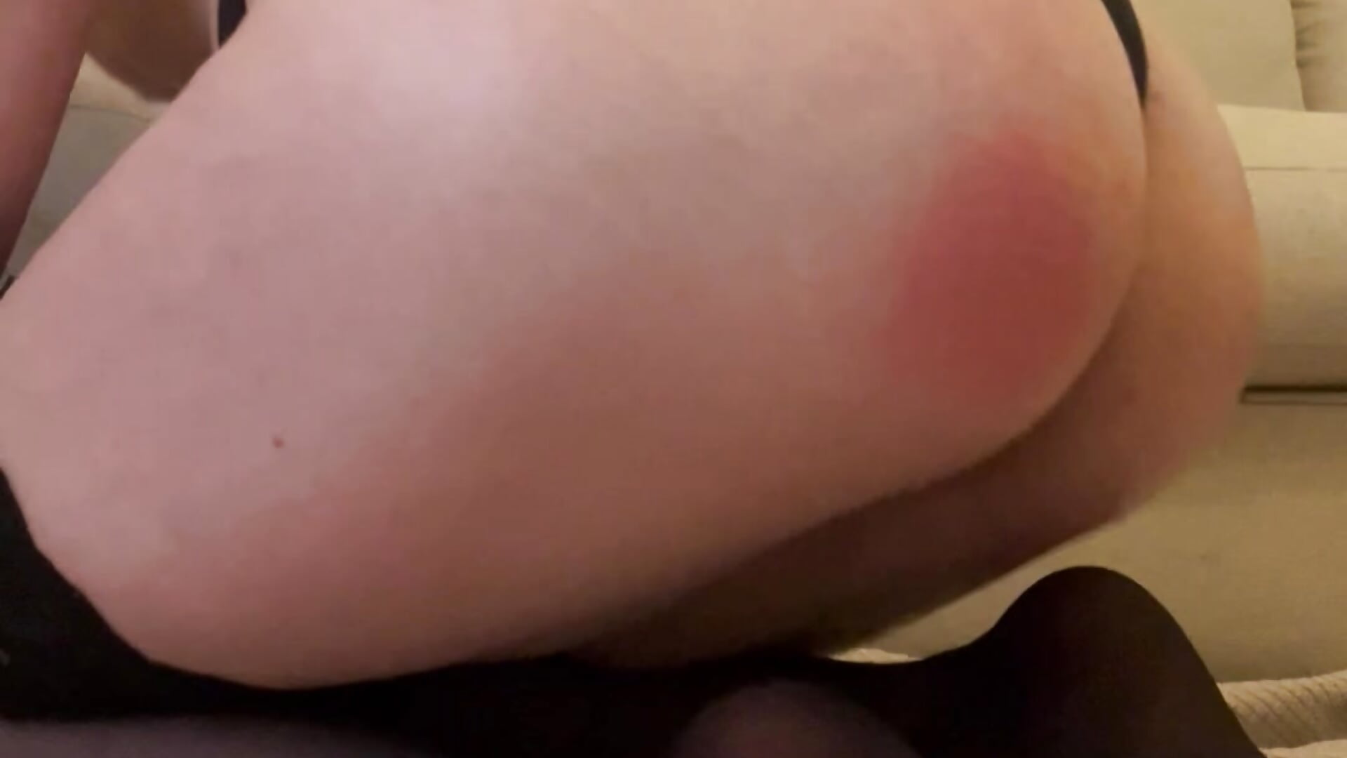 Oil show & a lot of spanks 🍑💦 - vídeo de la modelo de cam WildRosexo