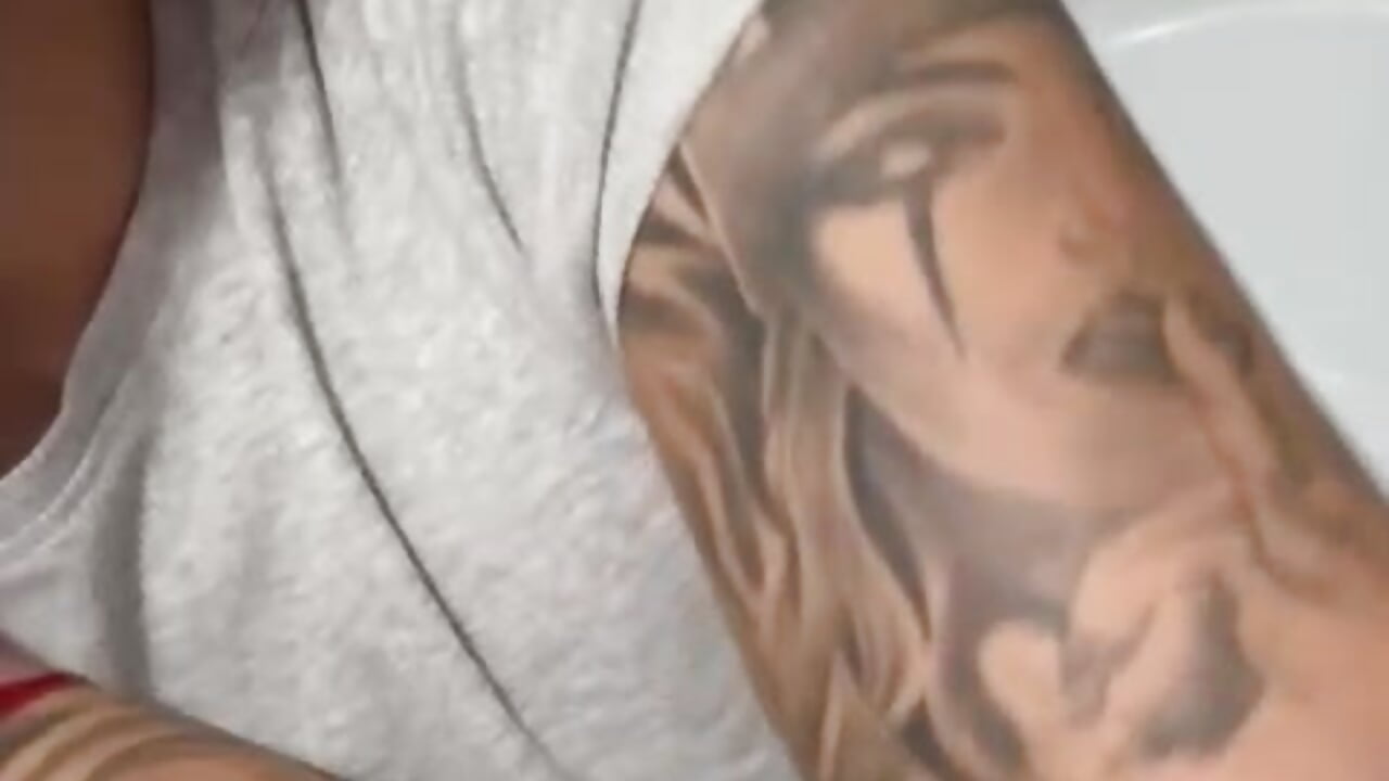 Tattoo - vídeo de la modelo de cam MiaKiittyy
