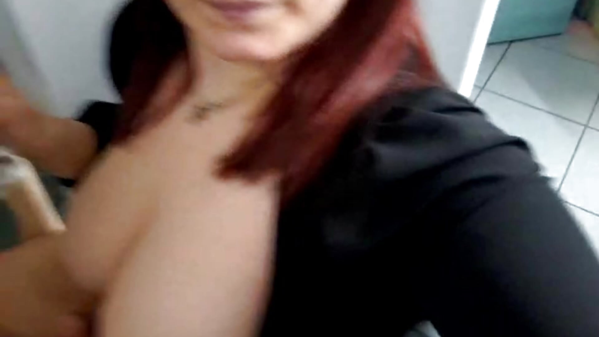 Al Bar il Cliente mi sborra sugli occhiali