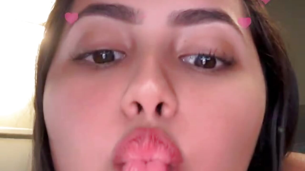 Besito para mi papi 😍❤ - vídeo de la modelo de cam menna_lee