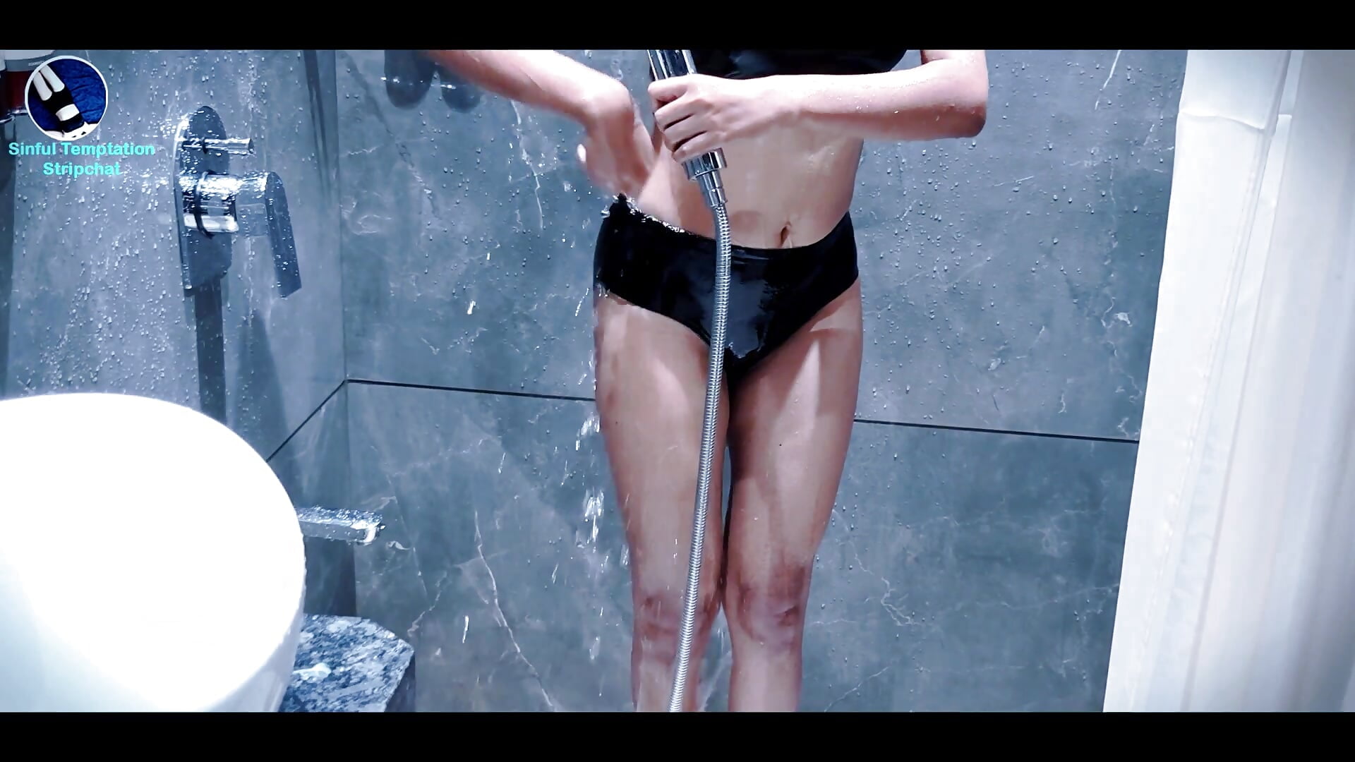 “Quick Bikini Rinse in the Washroom” - Video von SinfulTemptation Cam-Model