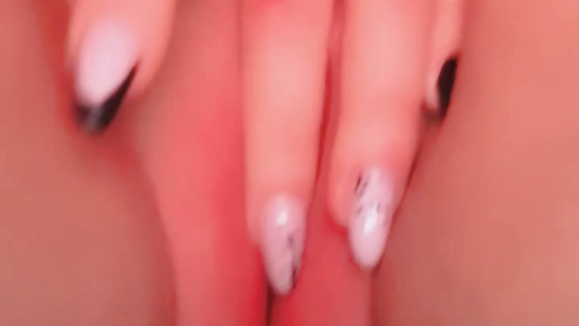 عم بلعب ب مسكوسي playing with my pussy