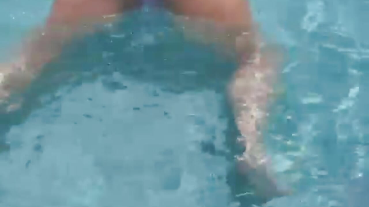 twerk ass in pool ☺️