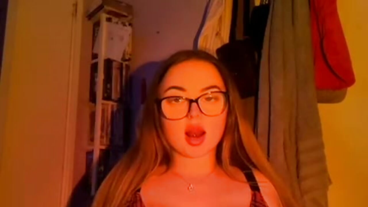 want more ? - vídeo de la modelo de cam SexySashaxox