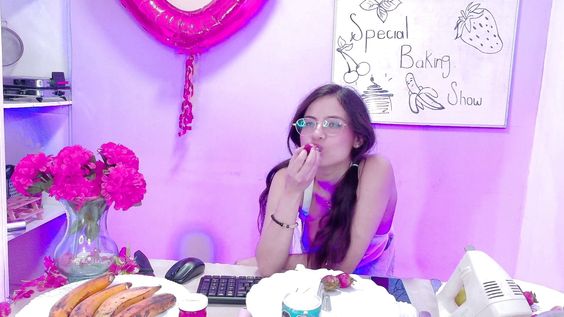STRABERRIES AREN'T THE ONLY THING I LIKE TO HAVE IN MY MOUTH. - vidéo du modèle de showcams ameliiaa_smith