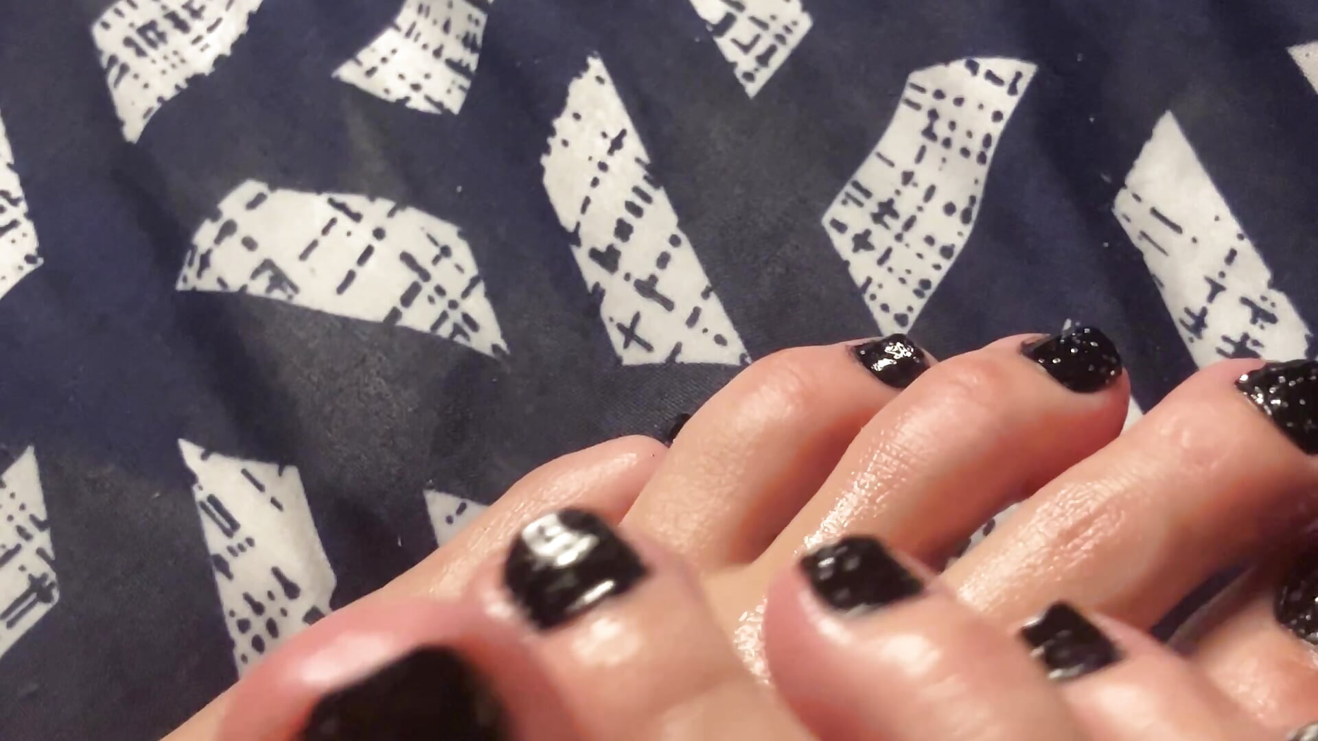 Oily feet🐾🔥💦 – video af SomeWhatFoxyX cam-model