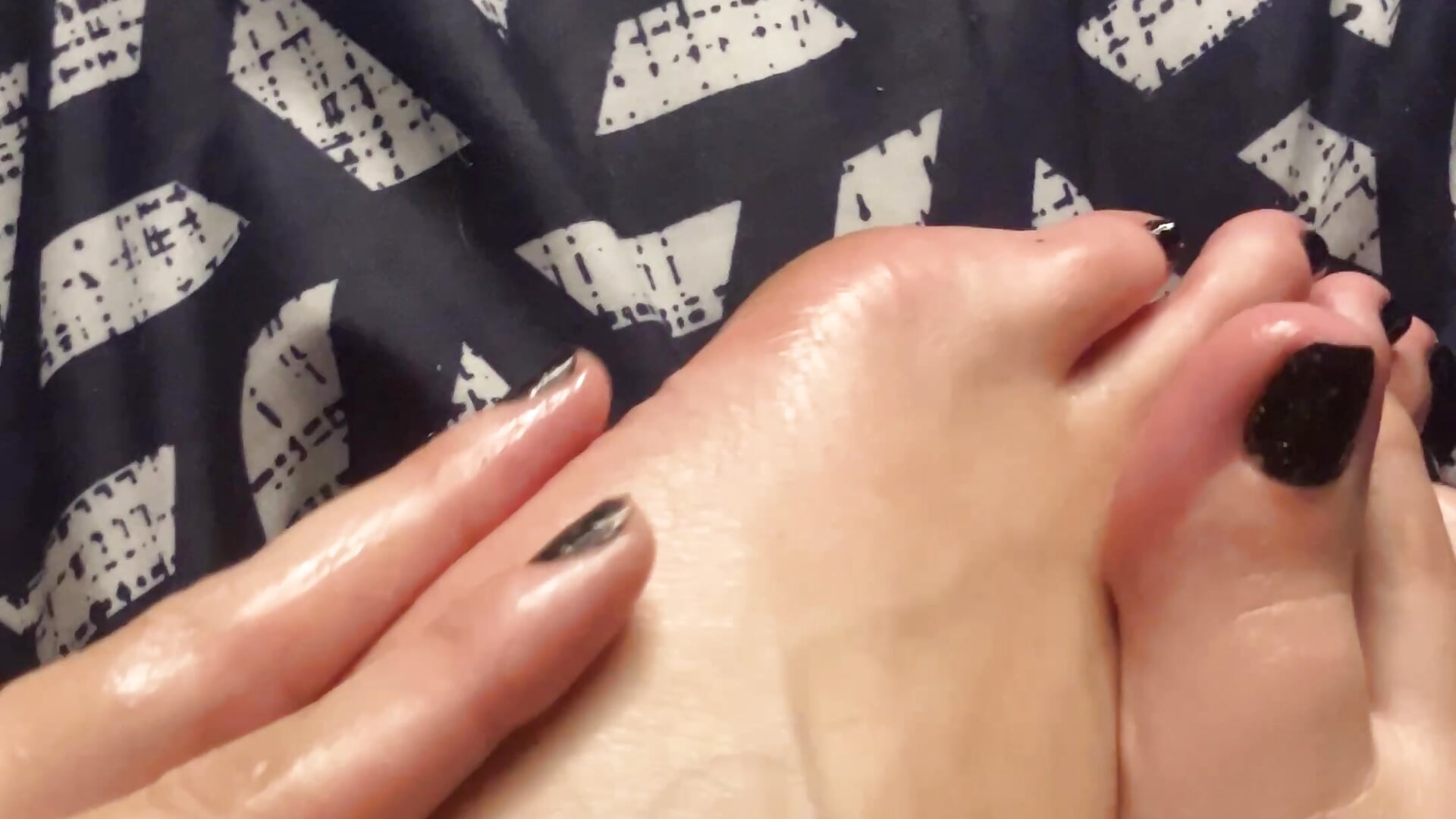 Feet🐾black shimmer nails🔥 – video af SomeWhatFoxyX cam-model