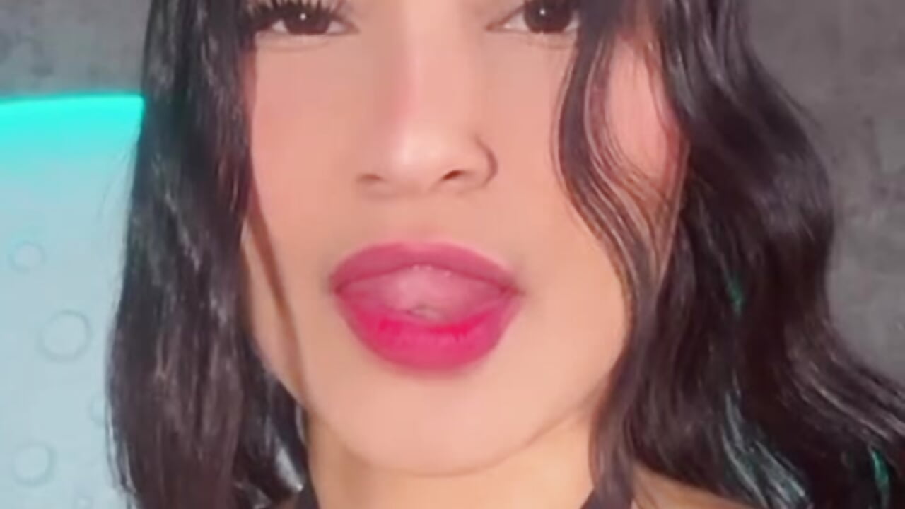 KISS - video by ReinaChloe cam model