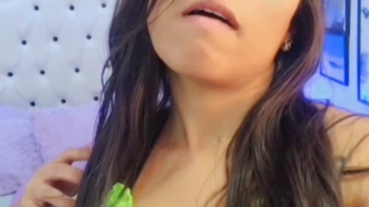 sexy face - video by Naomi_Blomm cam model