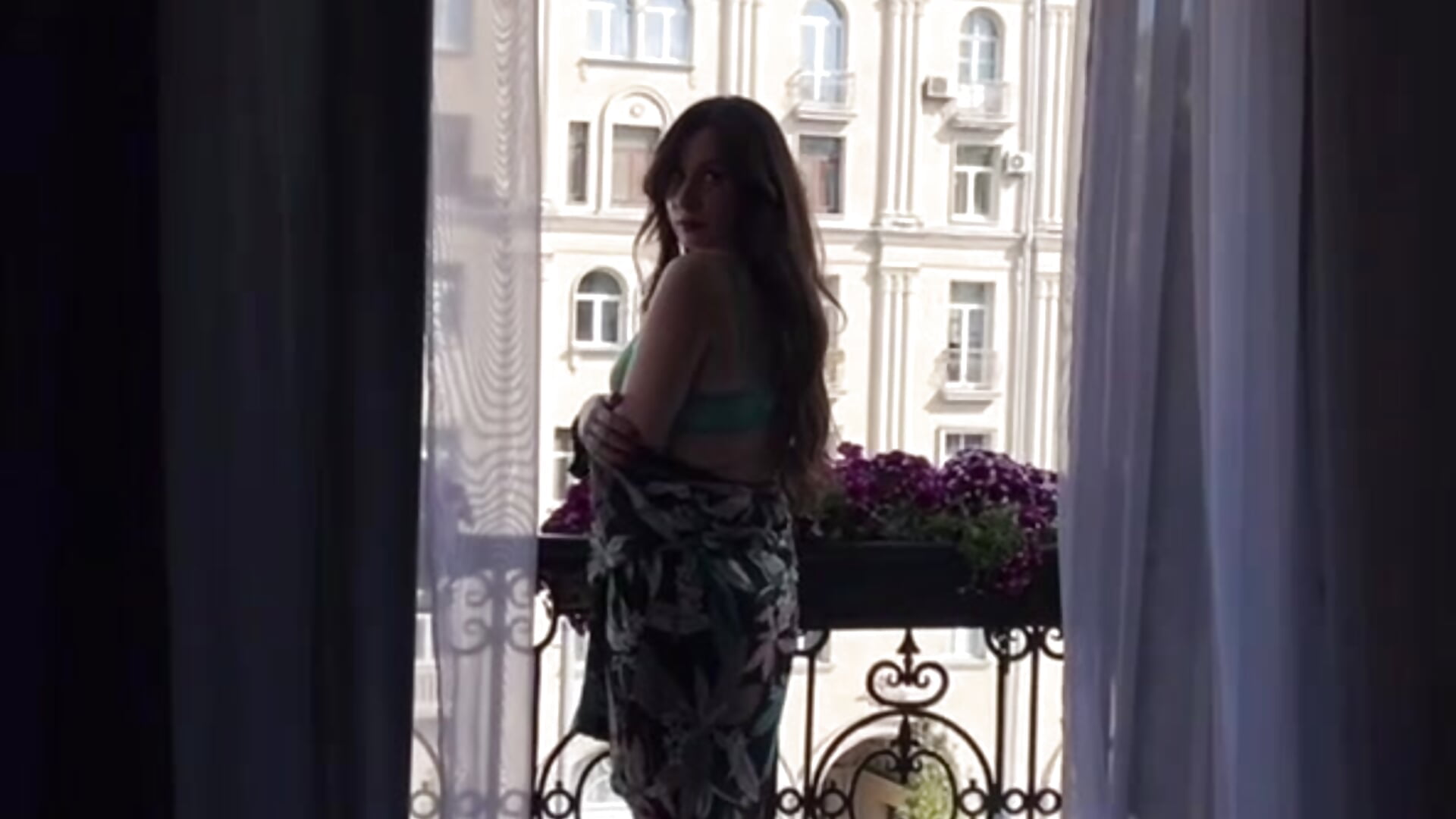 brunette on the balcony - ALICAINWONDERLAND adlı kamera modelinin videosu