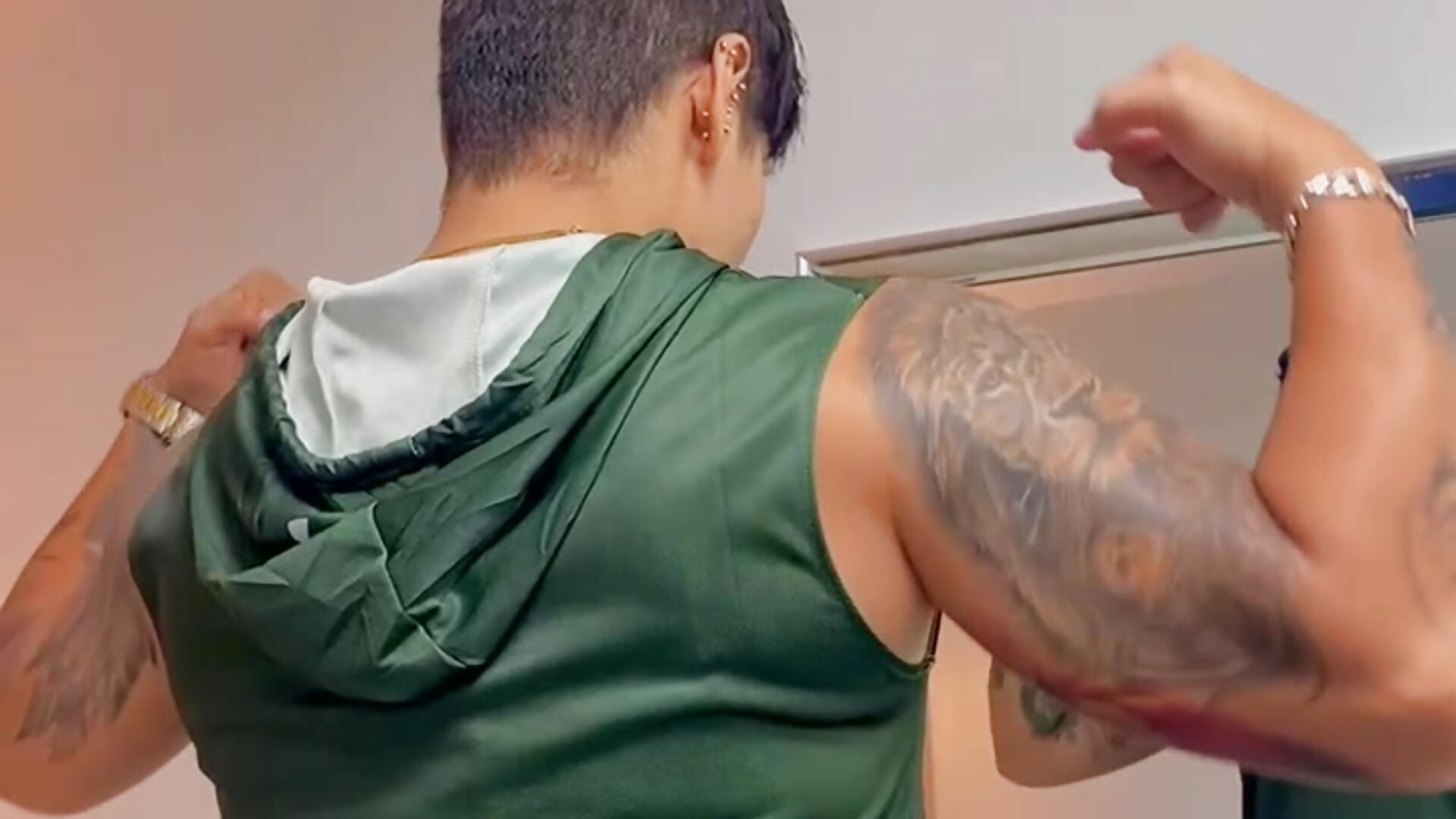 art in my skin 🎨 - video by KAROLLJONES1 cam model