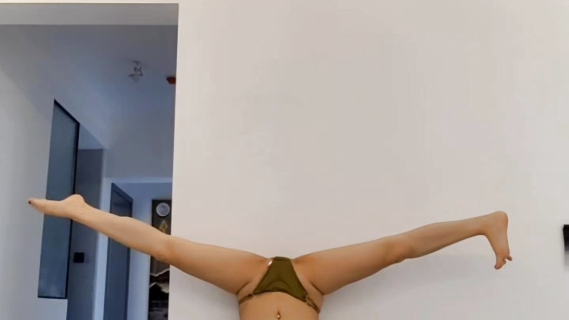 倒立  handstand - video by Solsken_ cam model
