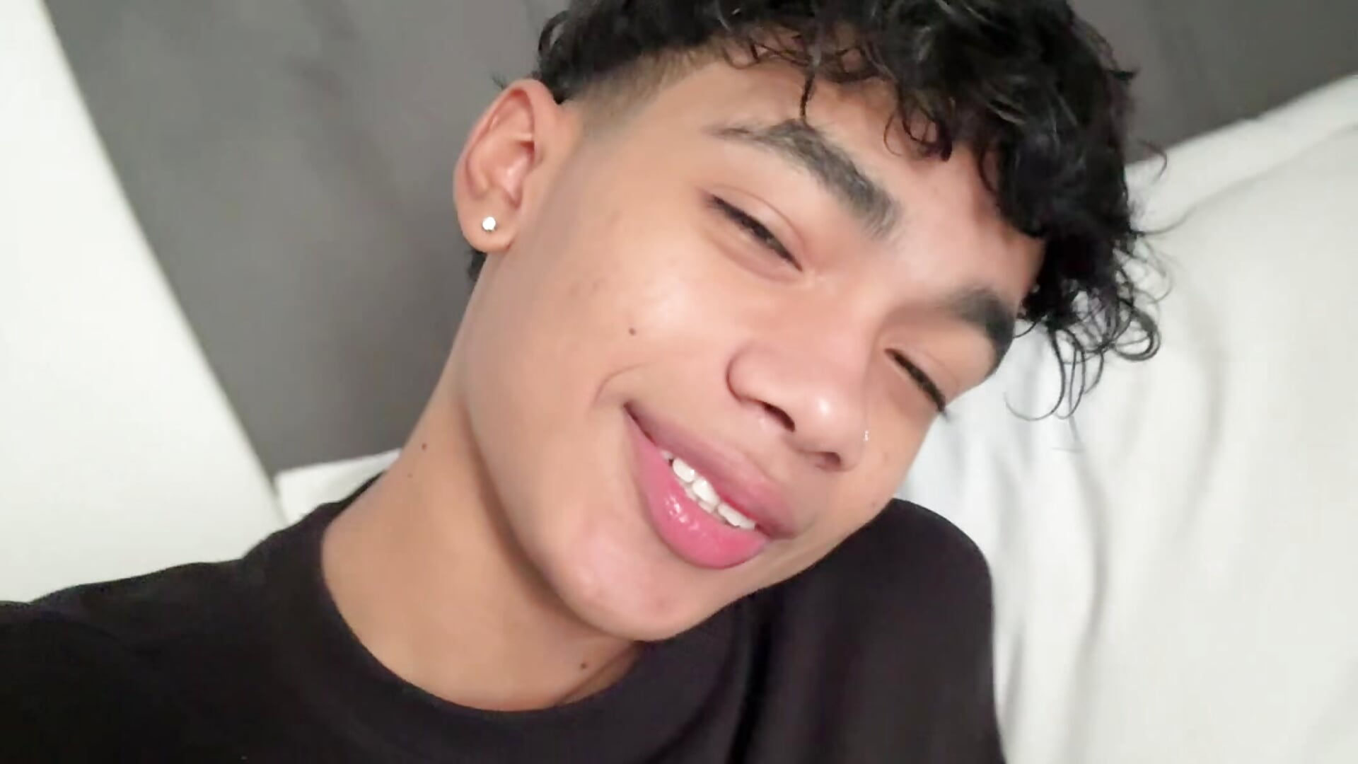 My face is swollen Dita because I just got up 😸 – video modela na kameri AlanCutee