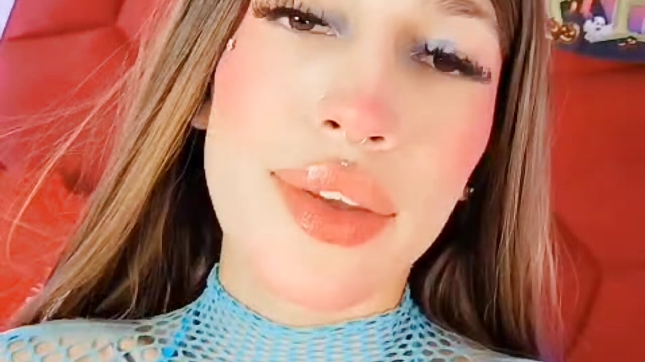 Cute Alaia - video by Alaia_Snow cam model