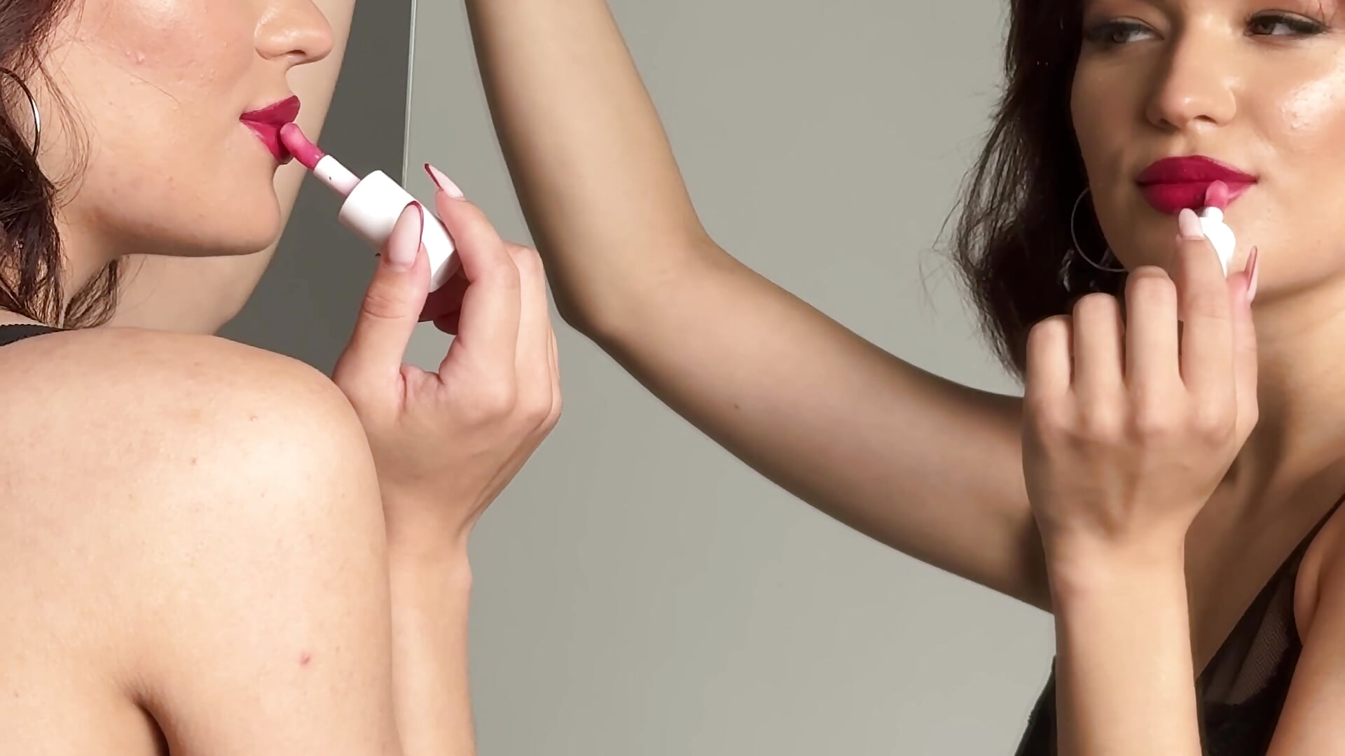 I paint my lips🫦 - video by MillySoft cam model