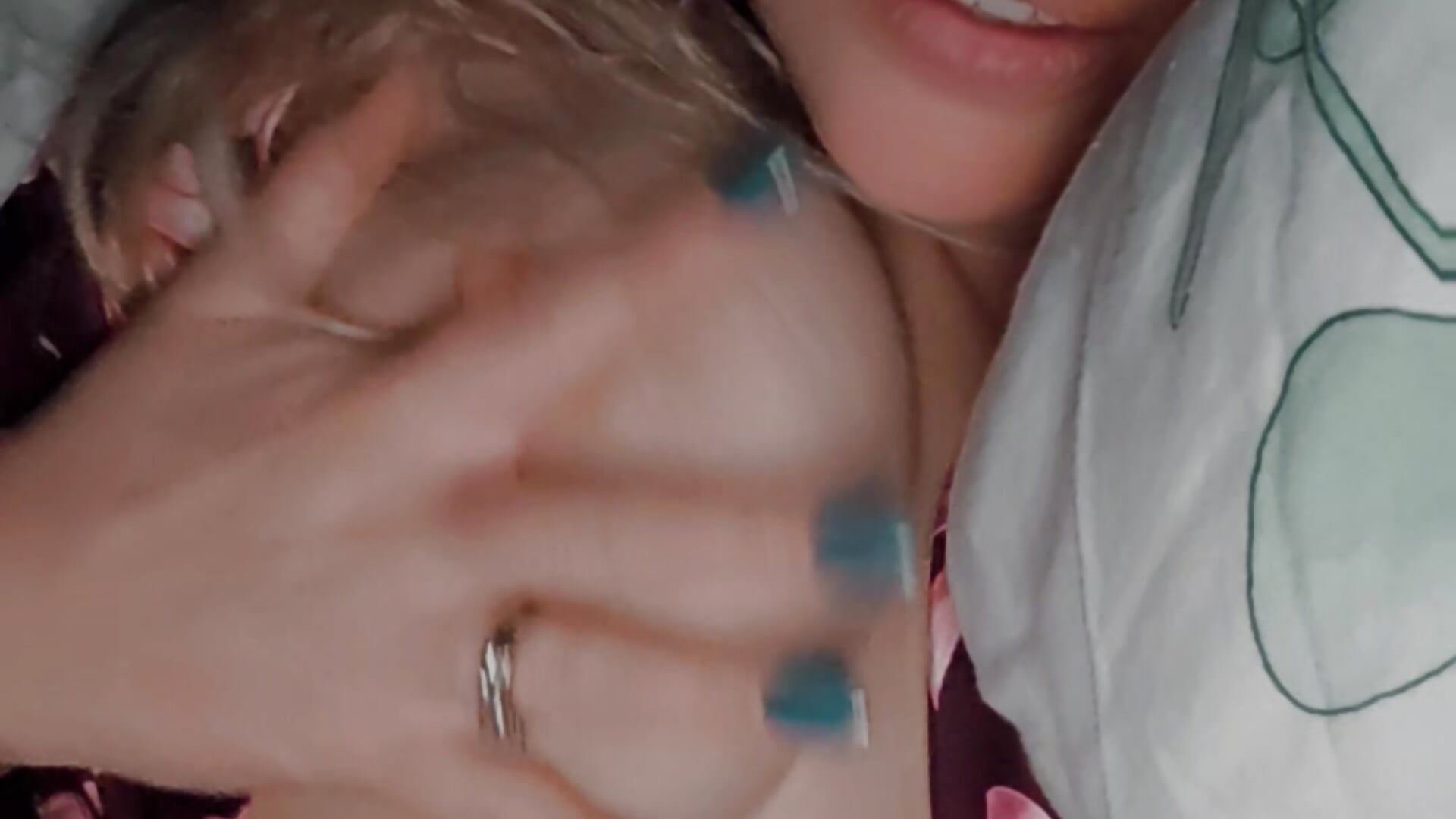 Come lay with me 🫦 – video af Bridgette03 cam-model