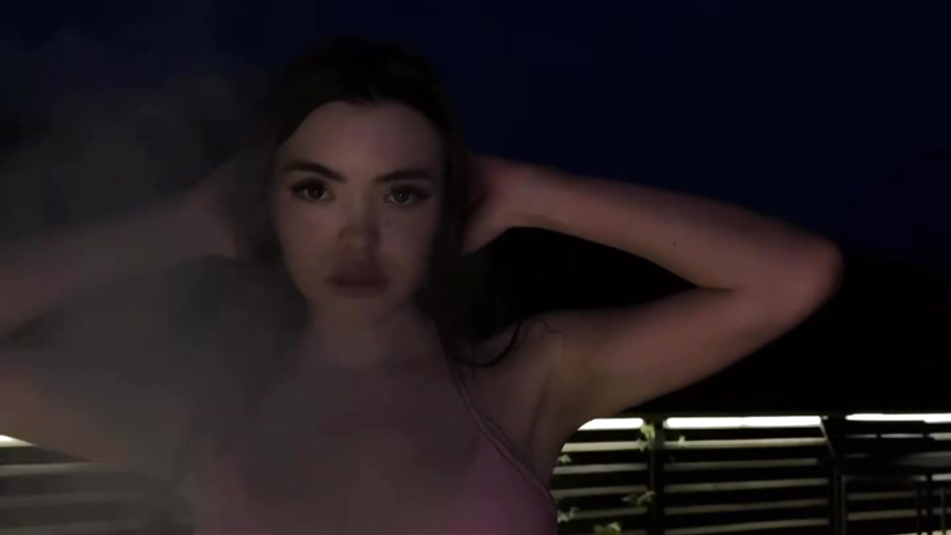 Beautiful smile and sexy smoking - vidéo du modèle de showcams VallieBrandwein