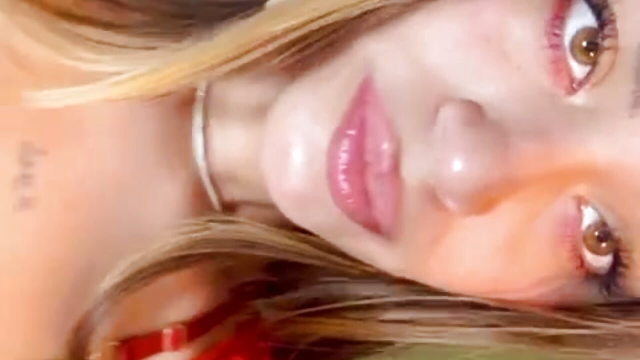 sexy outfit for you on valentine 💋 - vídeo de la modelo de cam Emerald_Sparkles_