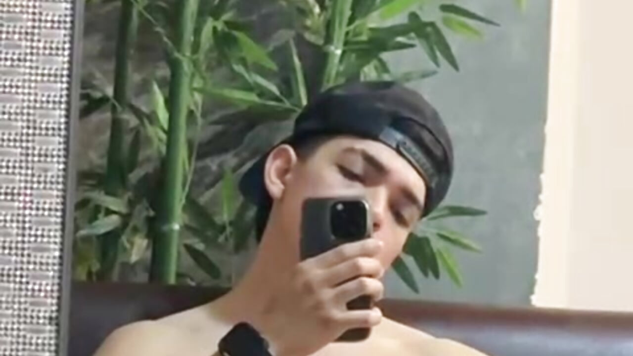 masturbating in my best friend's living room - video oleh Julian_Mercier kamera model