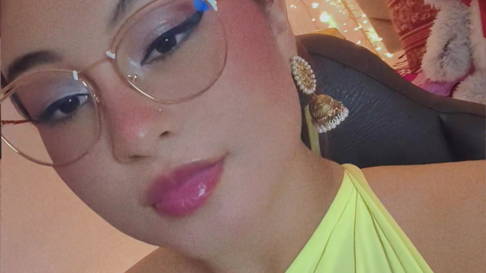 Do you like the color yellow? - video oleh model kamera heluejamil