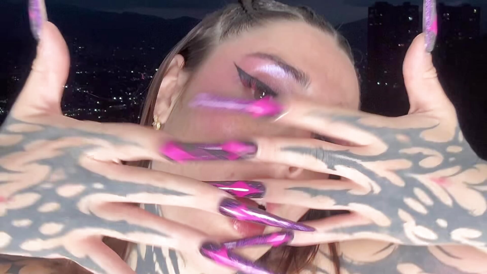 She's a cue bitch - відео від вебкаммоделі mystikdoll