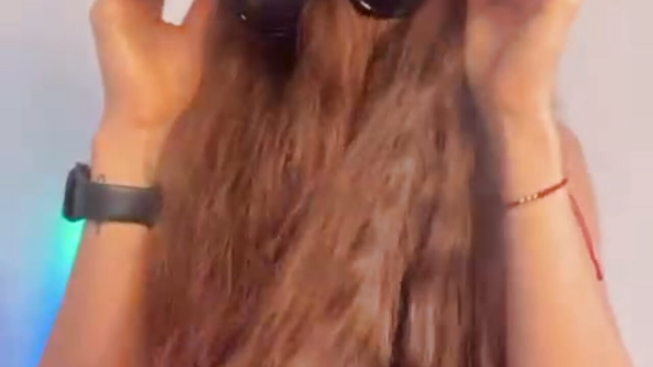 LONG HAIR - video oleh Alahia_skyy kamera model