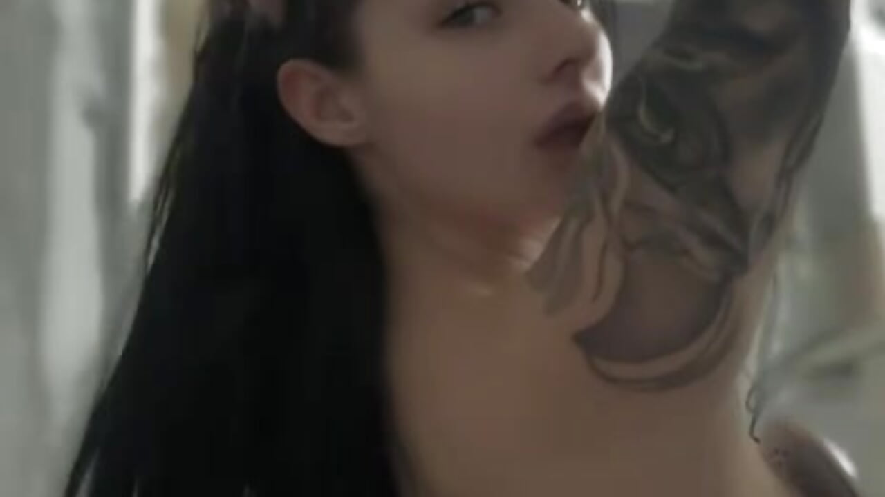 HAVING FUN IN THE SHOWER WITH MUSIC - video di bigJuicyPussy modella di cam