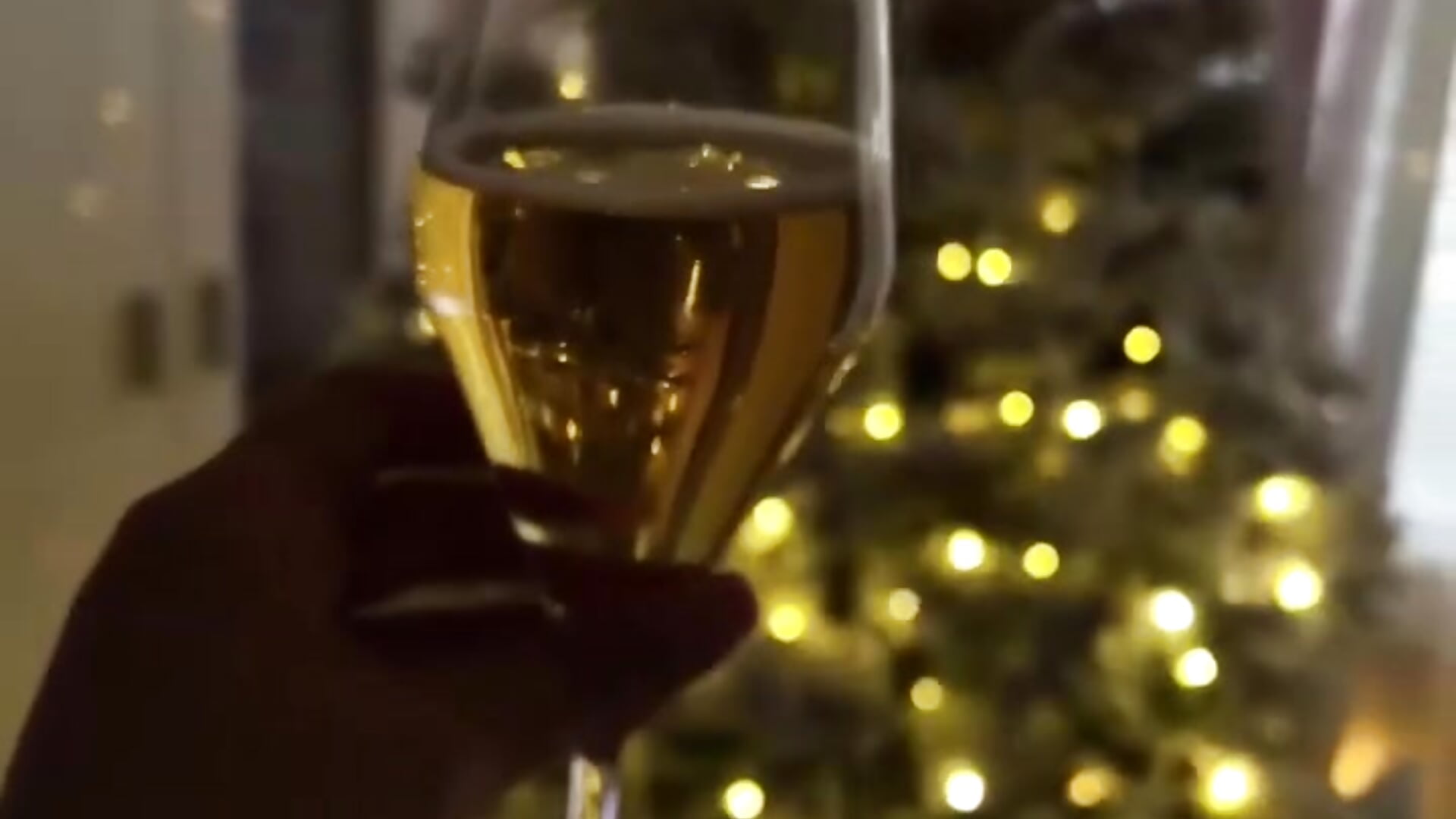 champagne and a Christmas tree🎄 - video di bigJuicyPussy modella di cam