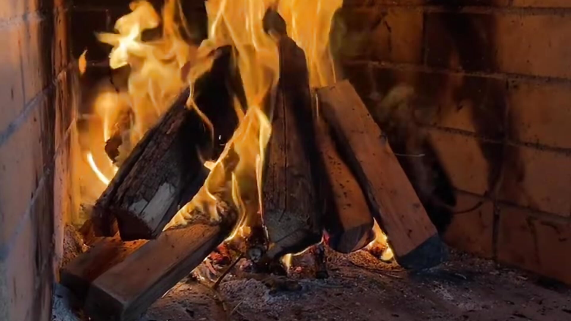 Fireplace ❄️ - video di bigJuicyPussy modella di cam