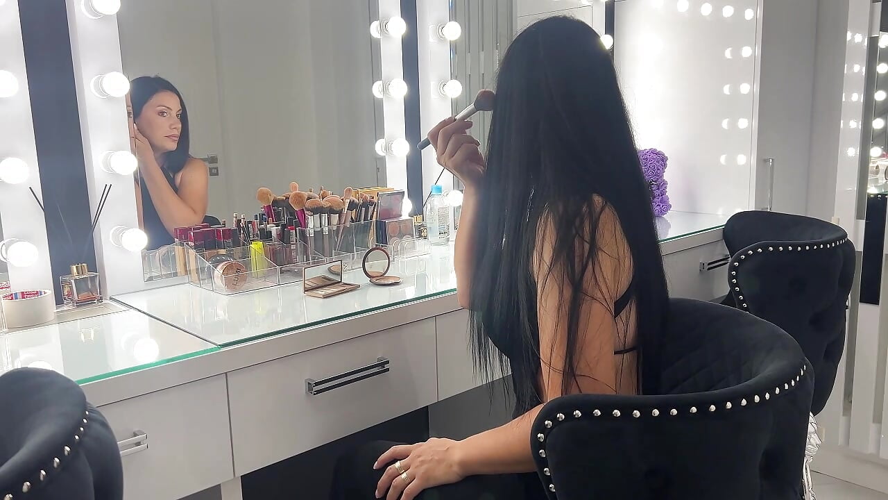 Warning: touching the screen won’t help - video di Deezylicious modella di cam