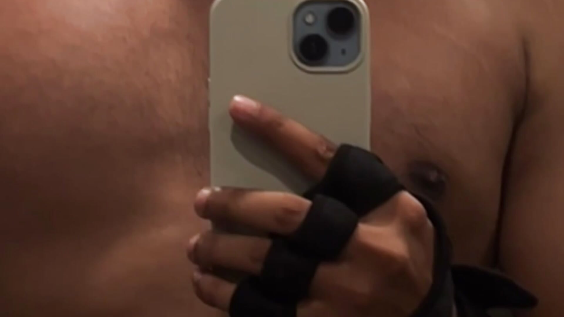 Seeing my self shirtless in the mirror - video av Teej_ cam-modell