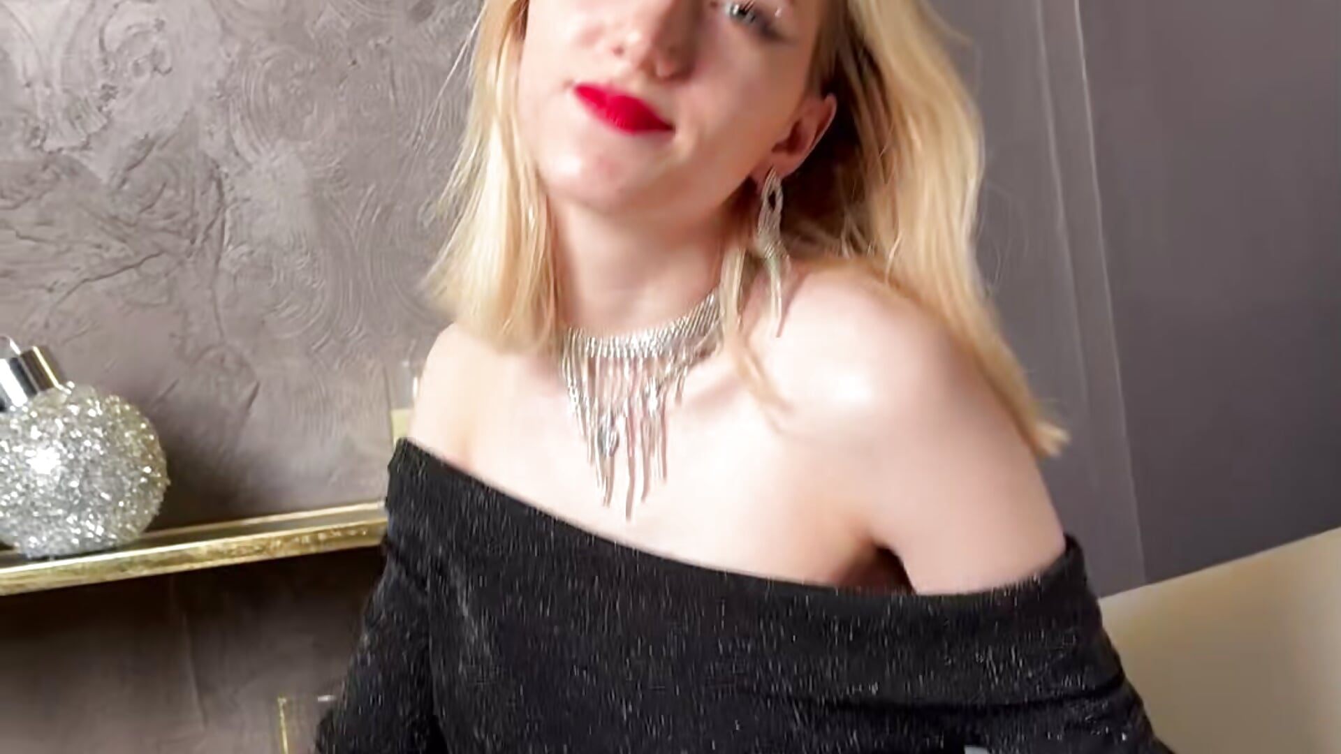 My shiny black dress - vidéo du modèle de showcams EmmaNovak