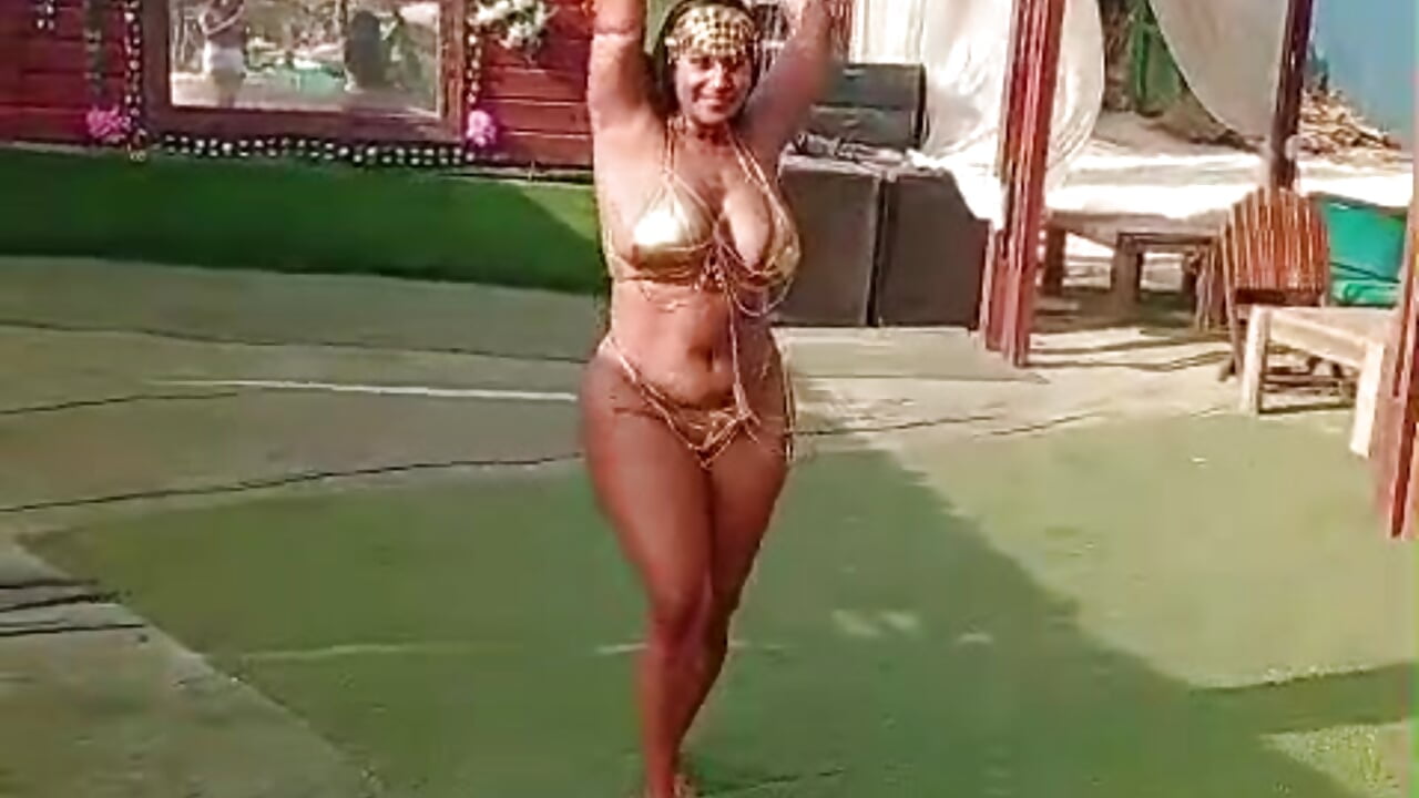 Golden girl - _Miaa_khalifa_ adlı kamera modelinin videosu