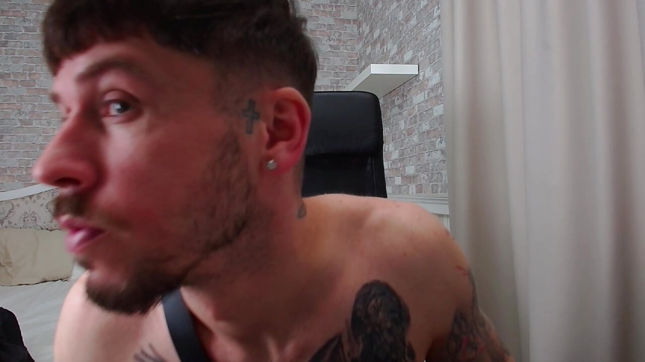 show nice earrings - vidéo du modèle de showcams JonahShaw