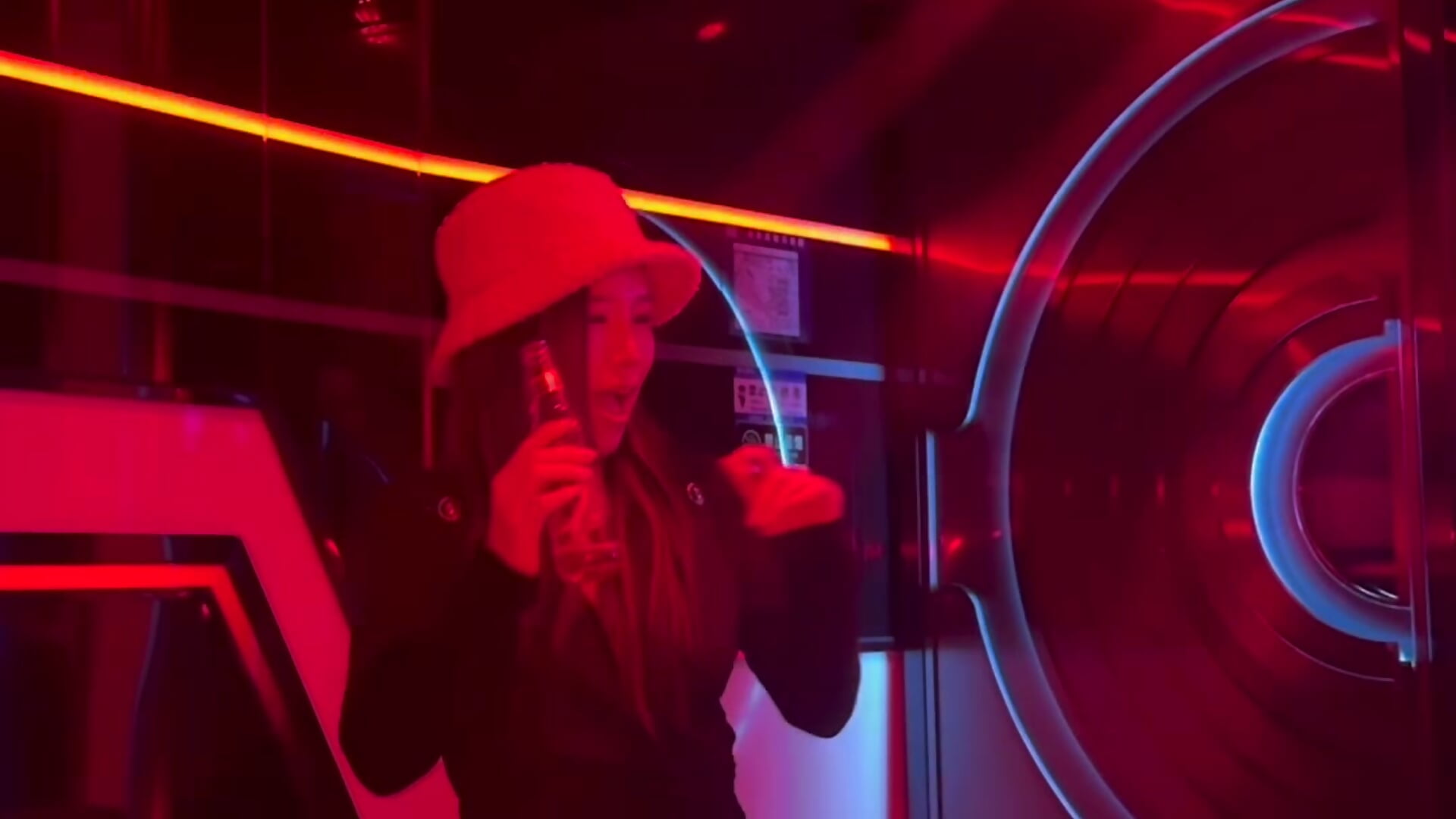 没有男人的日子，只能玩啤酒瓶了，啊～ - video by Manson13333 cam model