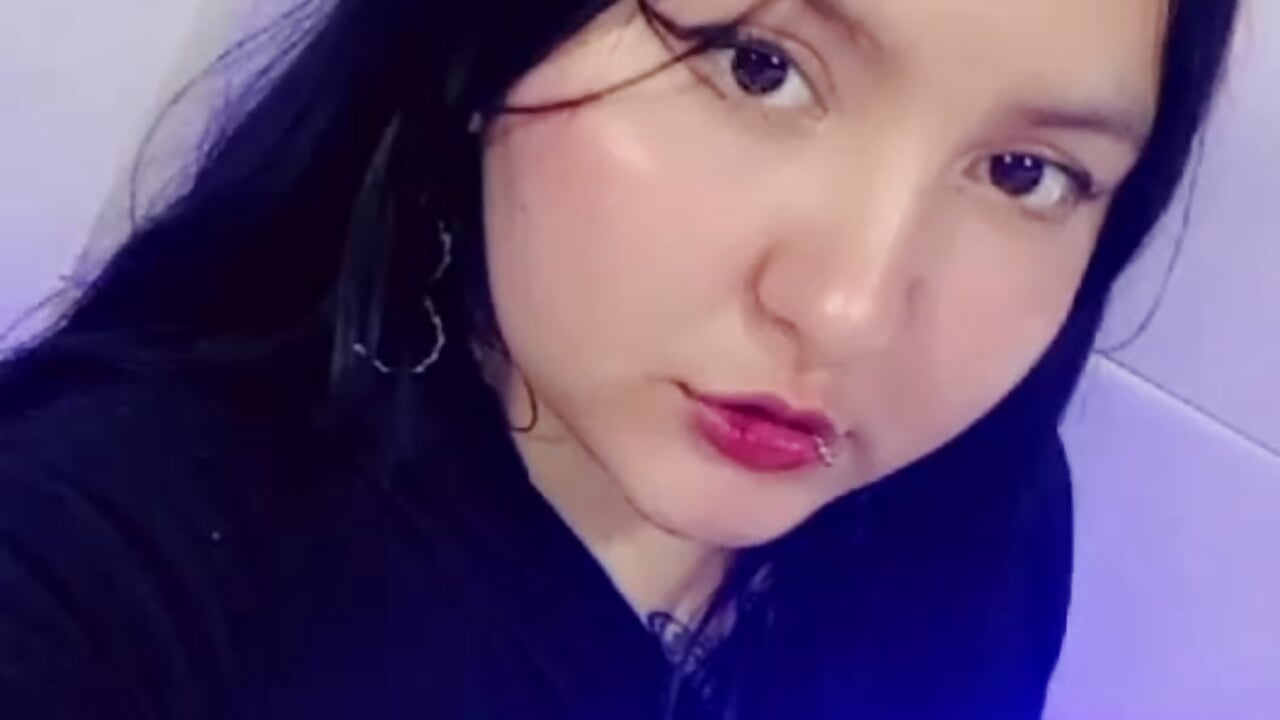 Innocent Look… Naughty Thoughts 😏 / Mirada inocente… pensamientos traviesos" - video by karol_sofia69 cam model