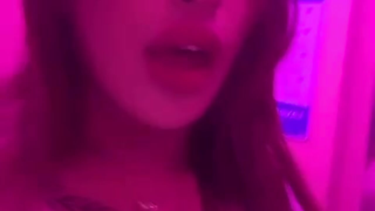 I get ready to masturbate in the bathroom of the nightclub - Video von Marayaa_candy Cam-Model