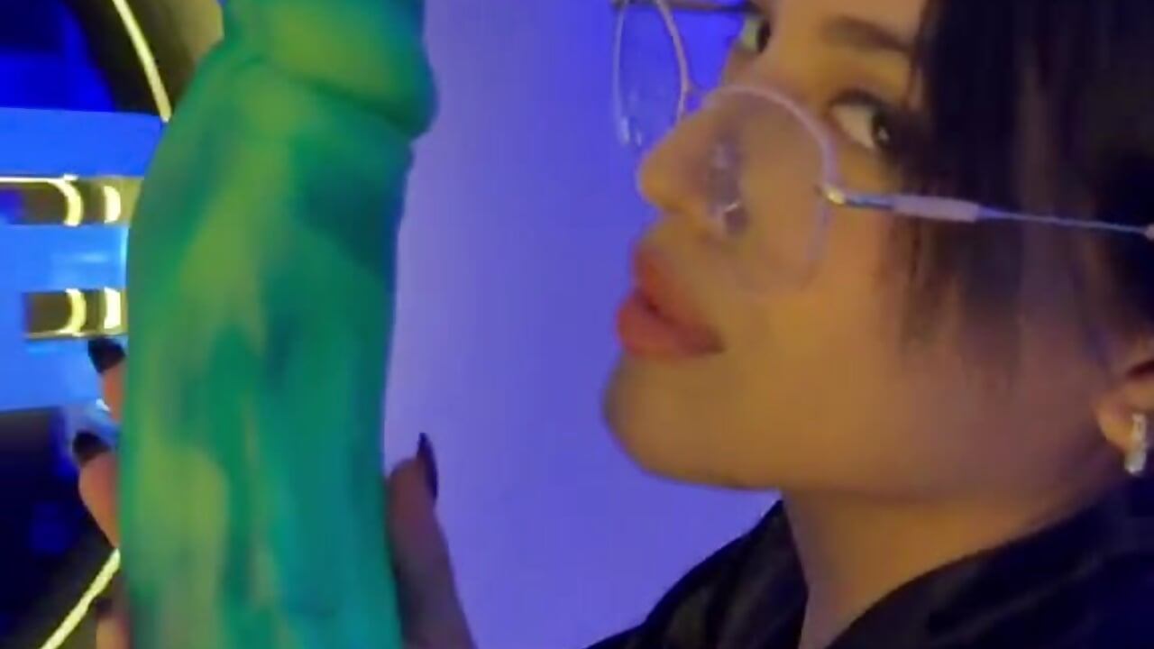MY FAVORITE TOY 💚 – video modela na kameri Lexxi_gb