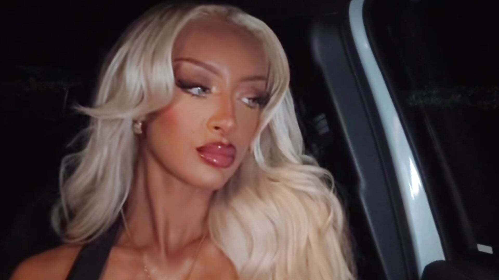 I’m outside in the car baby 😈😈😈💋 - video by KimberlyKash cam model