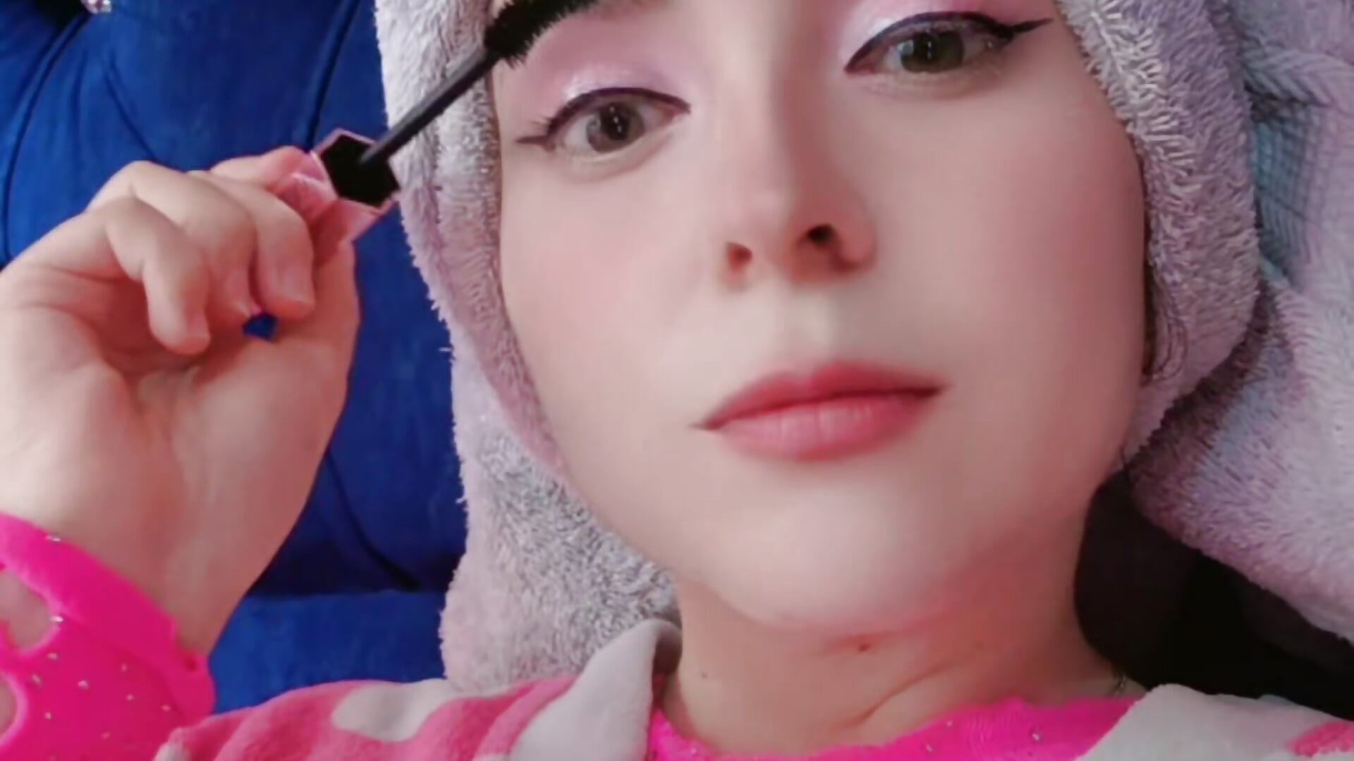 Getting out of the shower - video by Sophiespenser cam model