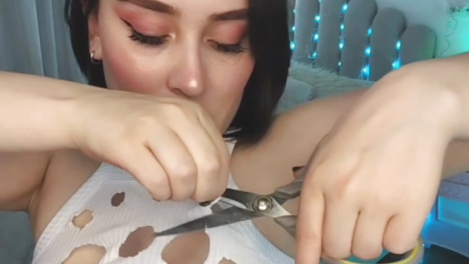 🍒♡Cutting my shirt into small pieces until I find my nipples♡🍒 - فيديو من sofi_graay_ موديل الكام