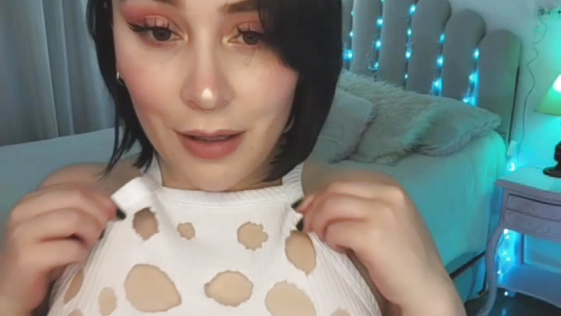 🍒♡Cutting my shirt into small pieces until I find my nipples♡🍒 - video van sofi_graay_ cam-model