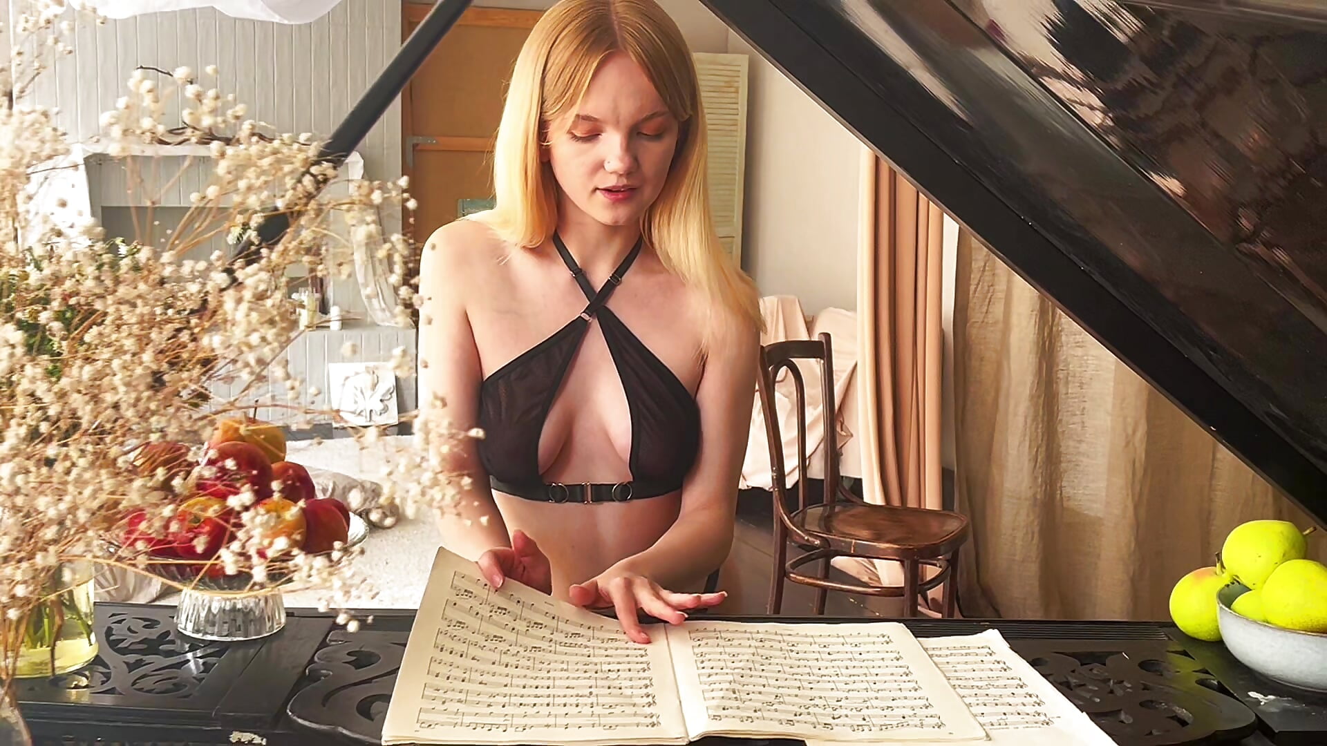Piano and me... - video by RosesKate cam model